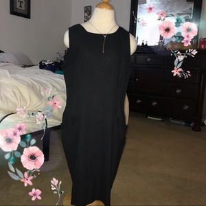 Black simplistic dress with pockets!